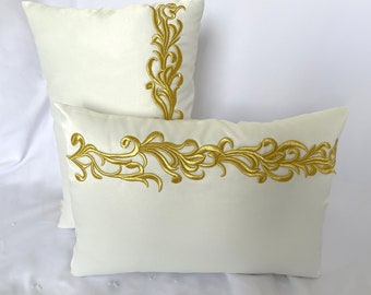 Set di 2 cuscini inginocchiati da sposa avorio / cuscino cerimonia / seta taffetà e cuscini di pizzo per matrimonio / accento d'oro