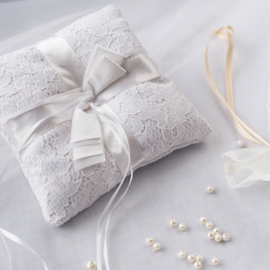 Ringkissen Hochzeit / Ringträgerkissen / Ringkissen mit Spitze / Ringkissen mit Spitze / Ringkissen weiß satiniert