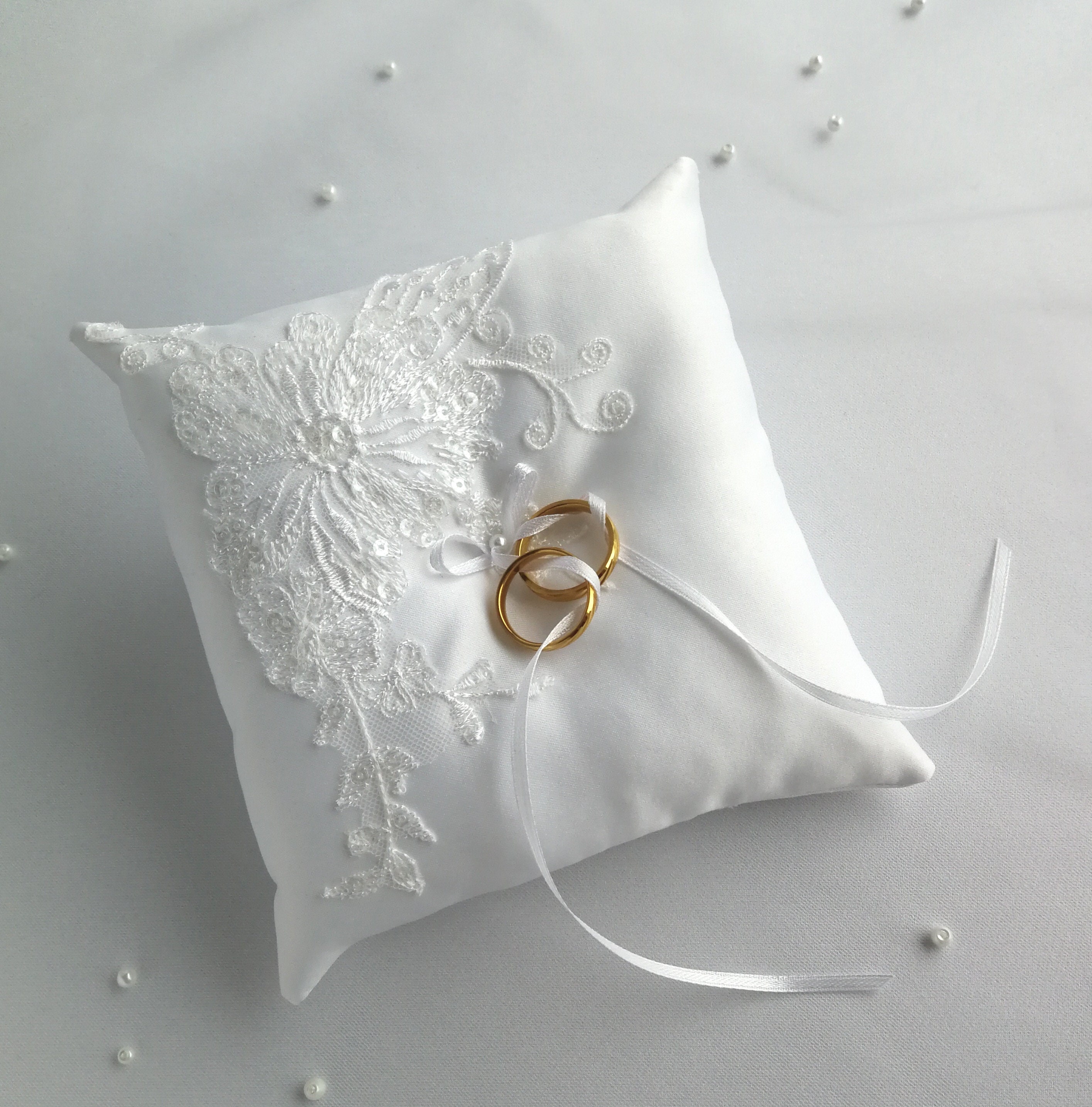 Wedding Ring Pillow Heart Box, White Romantic Lace Pearl Ring Box Holder  with Ribbon for Wedding Ceremony Ring Bearer : Amazon.in: Jewellery