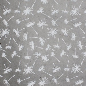 Handgeschöpftes Nepalpapier Loktapapier Pusteblume grasgrün weiß Geschenkpapier Bastelpapier Bild 2