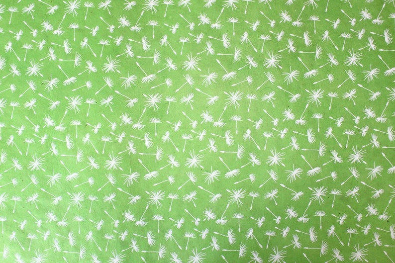 Handgeschöpftes Nepalpapier Loktapapier Pusteblume grasgrün weiß Geschenkpapier Bastelpapier Bild 1