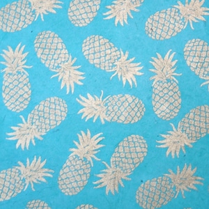 Handgeschöpftes Loktapapier blau mit goldenen Ananas Geschenkpapier Bastelpapier Bild 1