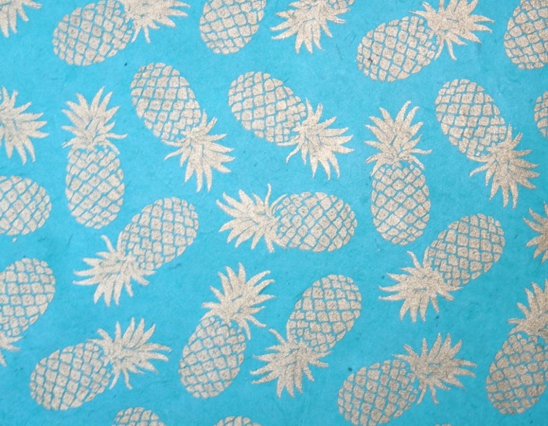 Handgeschöpftes Loktapapier blau mit goldenen Ananas Geschenkpapier Bastelpapier Bild 1