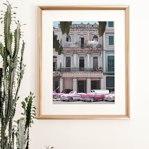 Fotografía de coches retro rosados en La Habana, Cuba, arte de viajes urbanos, descarga digital de fotografía.