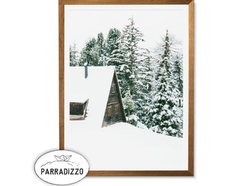 Könnte beinhalten: Ein Holzrahmen-Druck einer schneebedeckten Hütte, eingebettet in einen Wald aus schneebedeckten Nadelbäumen. Die Hütte hat ein dreieckiges Dach und einen Schornstein. Die Bäume sind hoch und schlank, mit schneebedeckten Ästen.