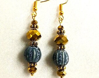 Céramique bleue ou turquoise, or antique foncé, facettes, boucles d'oreilles pendantes en verre, boucles d'oreilles scintillantes, boucles d'oreilles bohèmes rustiques, boucles d'oreilles exotiques, cadeau