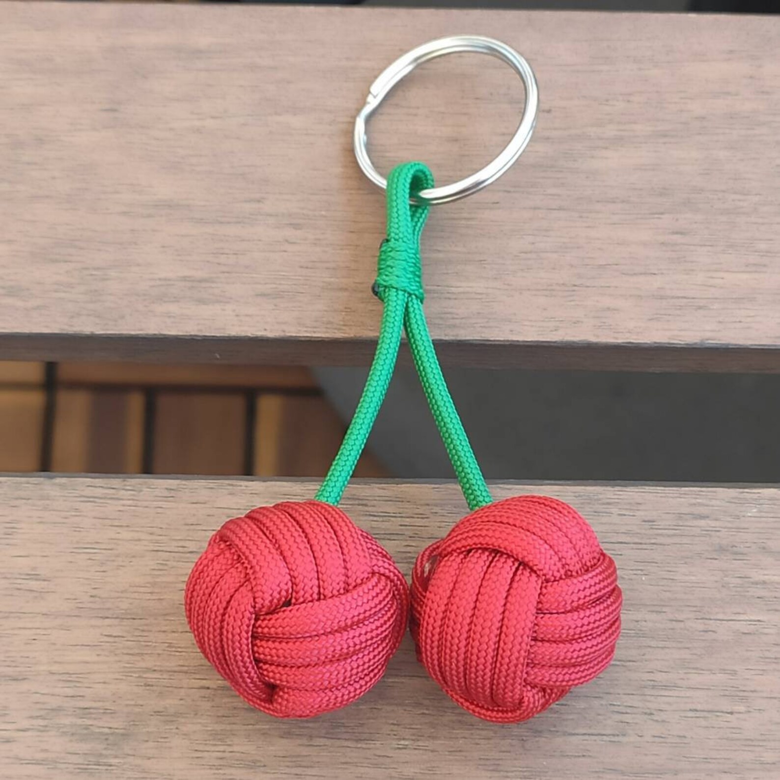 keychain-cerise-double-monkey-fist-in-paracord-with-wooden-ball-20-mm
