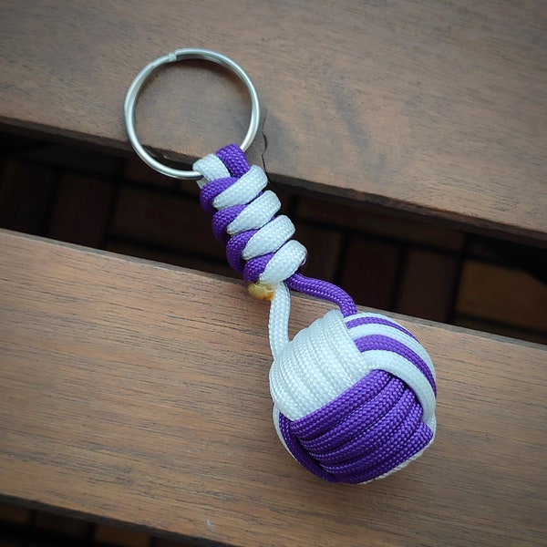 Porte-clé "Monkey Fist" bicolore en paracorde avec bille en bois 25 mm au centre