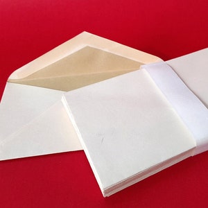 Conjunto Vintage de Quinze Pequenos Envelopes Bêge e Interior mais Escuro. Conjunto Vintage de Envelopes Brancos.