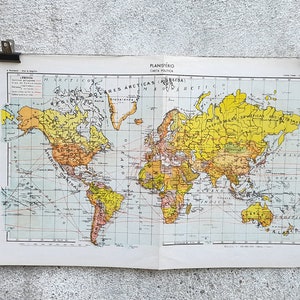 古い地理書の 2 ページにあるビンテージ政治地図帳の星座早見盤と、反対側にあるヨーロッパの政治地図 (ポルトガル語版)。