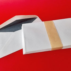 Conjunto Vintage de Quinze Pequenos Envelopes Brancos e interior Cinzento Escuro. Conjunto Vintage de Envelopes Brancos.