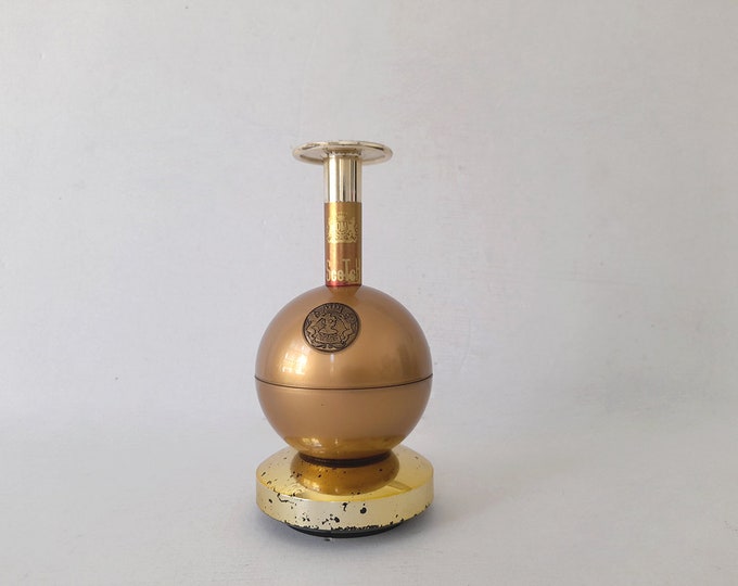 Vintage Lady Mate DM Scotch Cigarette Holder Music Box. Vintage Table