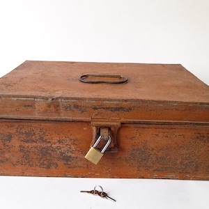 Sehr alte Metallkiste oder braunes Blech mit Vorhängeschloss. Große Vintage Metallbox. Vintage Metall Box mit Henkel.