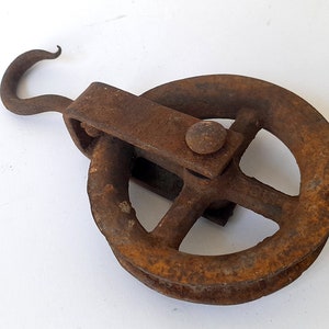 Sehr Alte Industrielle Eisen Rolle mit Haken. Vintage Eisen Rolle. Vintage Metallrolle mit Haken.