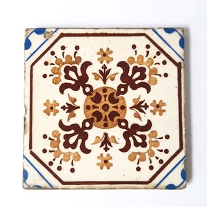 Antike portugiesische Kachel mit maurischem Muster in braun und blau aus 40'er Jahren. Dekorative Vintage portugiesische Wandfliese.
