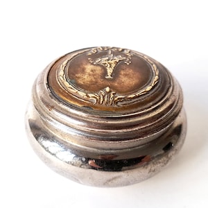 Poudrière antique arrondie en métal avec miroir. Boîte à poudre vintage portugaise. Boîte à poudre vintage.