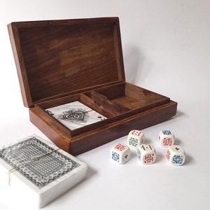 Caja de madera vintage con dos barajas de cartas y cinco dados. Caja de Juego de Madera Vintage Completa. imagen 8