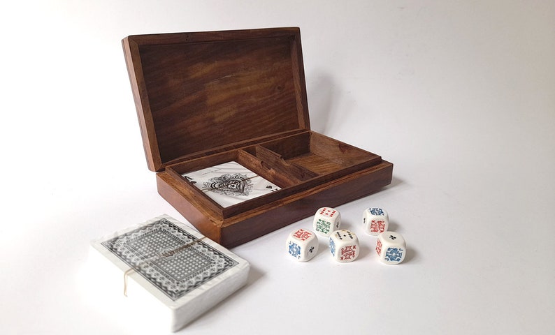 Caja de madera vintage con dos barajas de cartas y cinco dados. Caja de Juego de Madera Vintage Completa. imagen 8