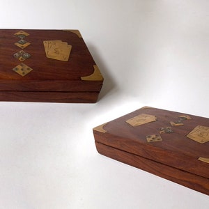Caja de madera vintage con dos barajas de cartas y cinco dados. Caja de Juego de Madera Vintage Completa. imagen 9