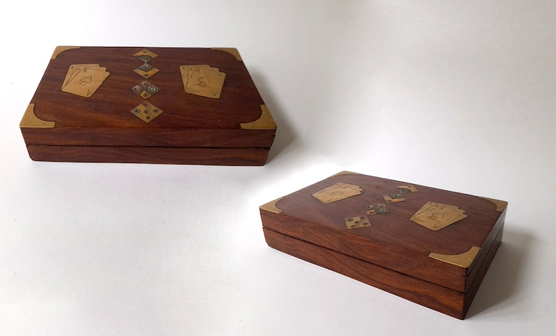 Caja de madera vintage con dos barajas de cartas y cinco dados. Caja de Juego de Madera Vintage Completa. imagen 9