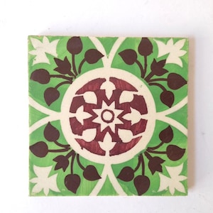 Vintage portugiesische Kachel aus den 70er Jahren. Vintage Fliese mit Geometrischem Blumenmuster in Rot, Grün und Braun Tönen. Vintage Wand Dekorative Fliese.
