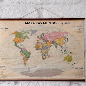 Original Old School Schul Mauer Planisphere. Original Vintage Weltkarte in Papier über Leinen. Vintage portugiesische Schule Planisphere aus den 80'er Jahren.