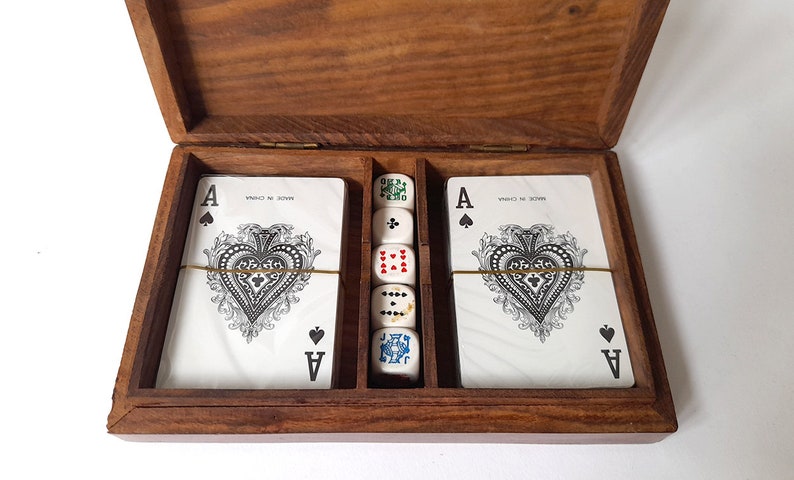 Caja de madera vintage con dos barajas de cartas y cinco dados. Caja de Juego de Madera Vintage Completa. imagen 4