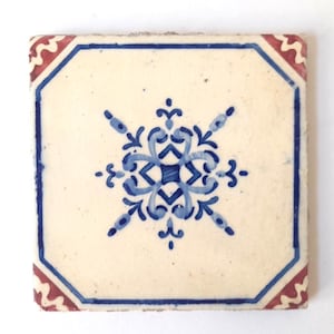 Vintage Portuguese Tile with Central Geometric Pattern in Shades of Blue and Red from 40&#39;s. Decorative Vintage Portuguese Wall Tile.