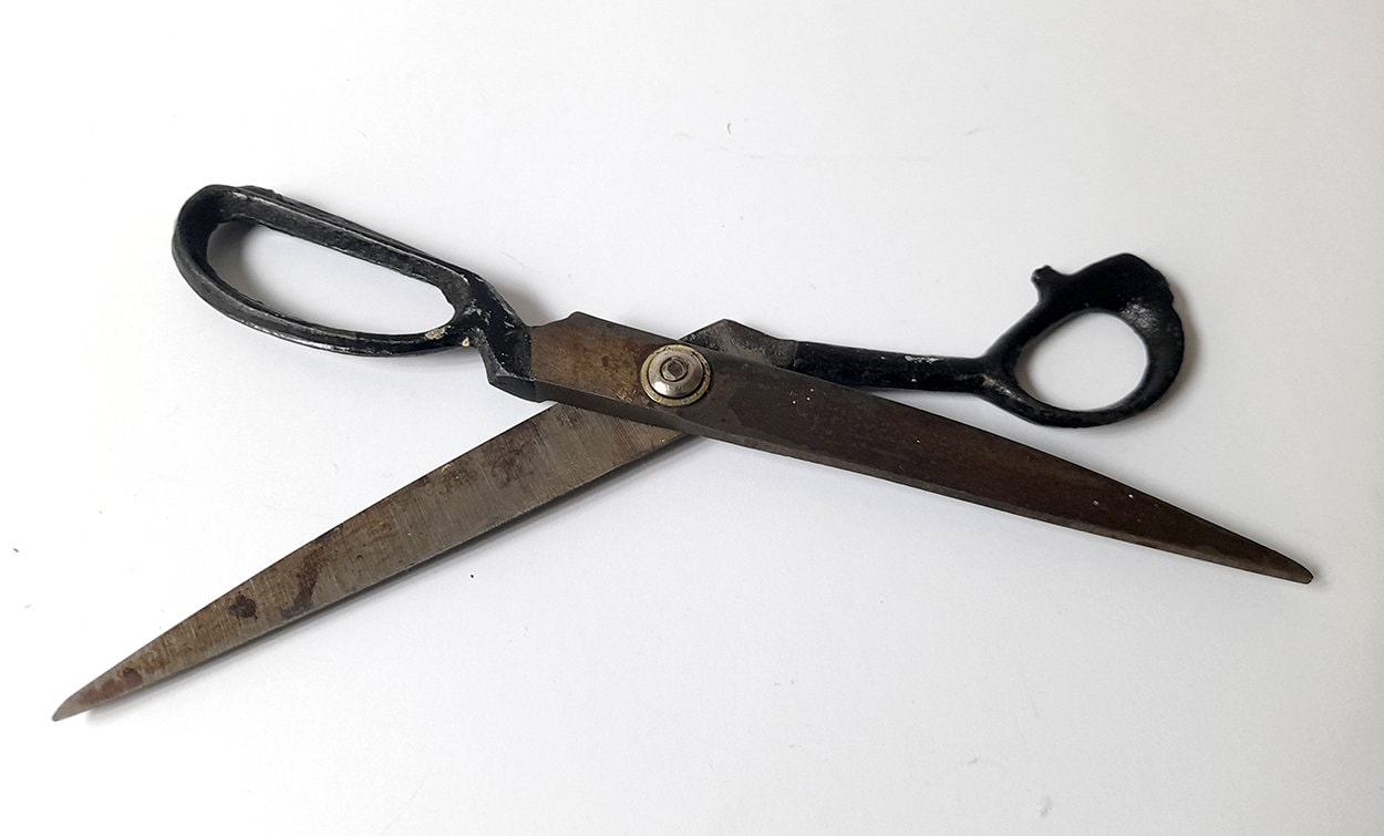 Vintage Magnetized Sewing Scissors. Black Hande Scissors, Sewing Shears,  Hammered Finish Scissors, Vintage Scissors, Crafting Scissors. 