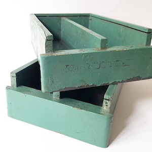 Juego de dos cajones vintage de madera verde con divisiones