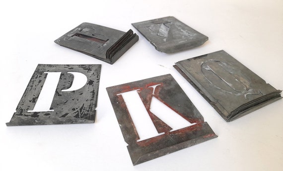 Alte Metall-Alphabet-Buchstaben unterschiedlicher Höhe für Schablone.  Vintage Schablone Buchstaben aus Metall. - .de