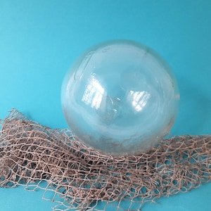 Flotteur de pêche vintage en verre transparent avec filet original. Ancien flotteur en verre pour filet de pêche. Décoration nautique vintage.