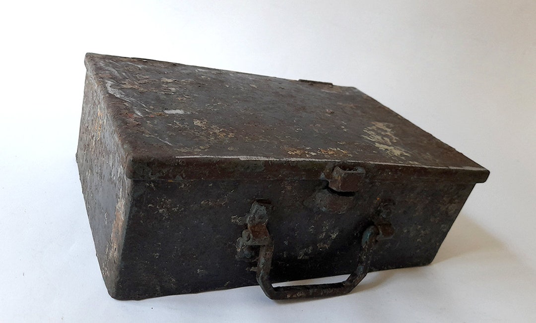 非常に古くて錆びた重い金属製の箱（取っ手付き）。ビンテージの長方形