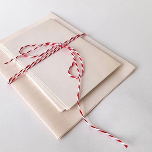 Set di sei buste piccole vintage con sei fogli di carta da lettere a righe. Set di buste piccole e carta da lettere a righe. Oggetti effimeri di carta vintage.