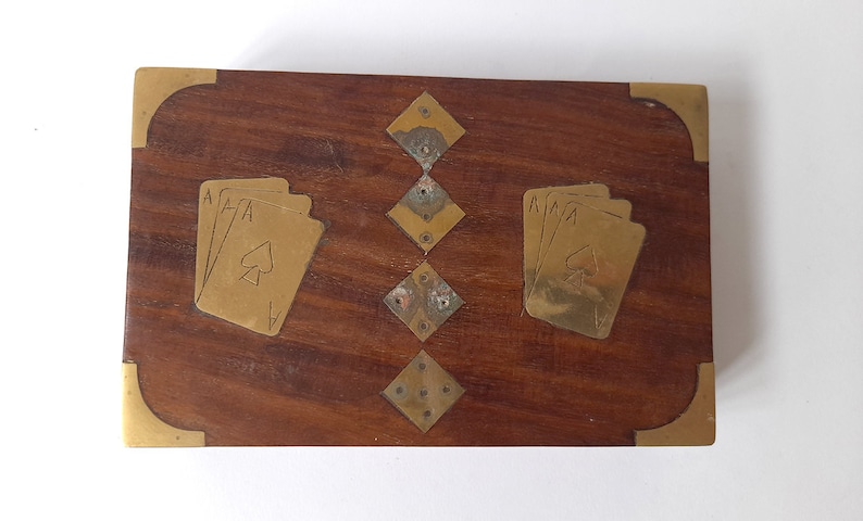 Caja de madera vintage con dos barajas de cartas y cinco dados. Caja de Juego de Madera Vintage Completa. imagen 10