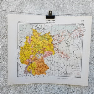 Mapa Político Vintage da Alemanha na Página Simples e Carta Politica da Península das Balcãs no Lado Oposto do Livro de Geografia Antigo.