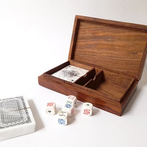 Caja de madera vintage con dos barajas de cartas y cinco dados. Caja de Juego de Madera Vintage Completa. imagen 1