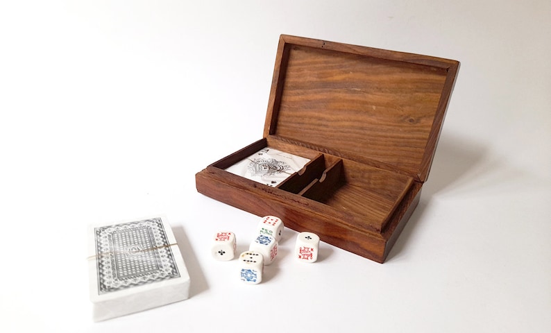 Caja de madera vintage con dos barajas de cartas y cinco dados. Caja de Juego de Madera Vintage Completa. imagen 1