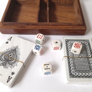 Caja de madera vintage con dos barajas de cartas y cinco dados. Caja de Juego de Madera Vintage Completa. imagen 6