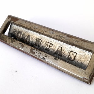 Antigo Slot em Ferro de Caixa de Correio com a Palavra CARTAS Gravado em Alto-Relevo. Slot de Cartas Vintage.