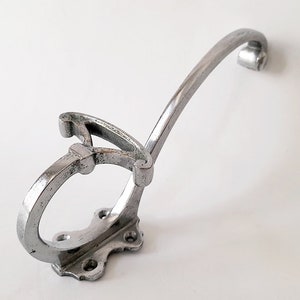 Vintage Große Verchromte Metall Doppelwandaufhänger. Vintage Verchromte Metall Doppel Wandhaken. Vintage Wanddekoration.