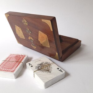 Caja de madera vintage con dos barajas de cartas y cinco dados. Caja de Juego de Madera Vintage Completa. imagen 3