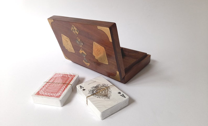 Caja de madera vintage con dos barajas de cartas y cinco dados. Caja de Juego de Madera Vintage Completa. imagen 3