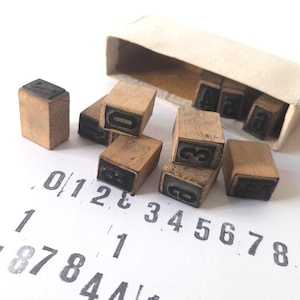 Raro set completo vintage di numeri di francobolli nella scatola originale. Timbro con numero di stampa vintage. Francobolli con numeri da collezione in una scatola.
