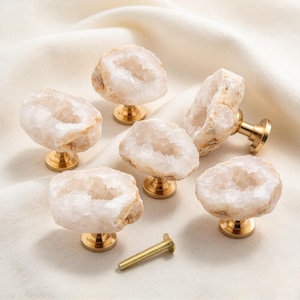 Puxador de gaveta em latão com geodo de quartzo branco natural, puxador de armário com aglomerado de cristais brutos, puxador de cômoda exclusivo, presente boho para decoração de casa.