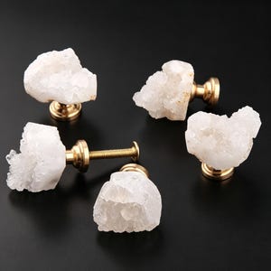 Schrankknöpfe aus naturweißem Kristall, Schubladengriffe aus klarem Quarz, Möbelbeschläge aus Rohstein mit Messingfuß, Boho-Wohndeko – 1er-Set