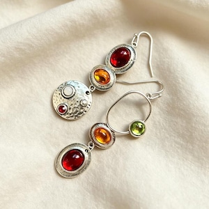 Pendientes asimétricos de cristal de colores, colgantes geométricos desiguales, gotas artísticas de plata martillada, regalo de joyería único y original para ella.