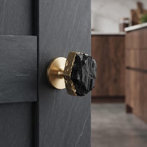 Gałka meblowa z naturalnego czarnego turmalinu z mosiądzu, surowy kamień, uchwyt szuflady, złota krawędź, ochrona uchwytu meblowego, kryształ Zen Home Decor - zestaw 1 szt.