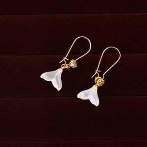 Weißer Chalcedon Whale Tail Ohrringe, Vergoldete Ohrhänger, Handgemachte Mermaid Tail, Natürlicher Edelstein, Ozean Schmuck Geschenk