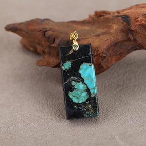 Colgante de barra de matriz turquesa y negra / Dije de columna rectangular chapado en oro / Regalo de joyería minimalista con piedras preciosas 35x16x5.8 mm 8 g